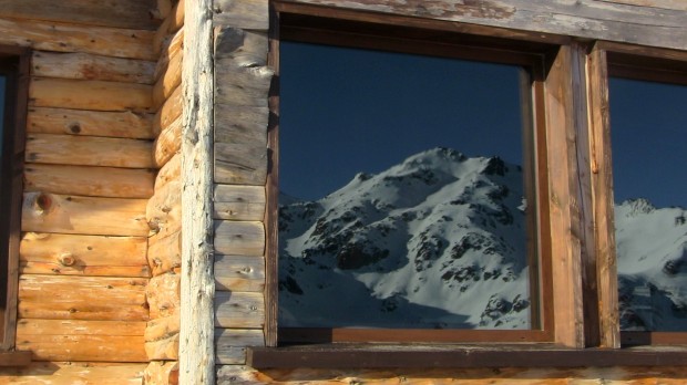 Baguales refugio with mountain refelction