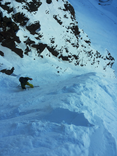 Steeps - Irian riding a steep couloir. Rider: Irian van Helfteren, Foto: Eike poeppelmeier