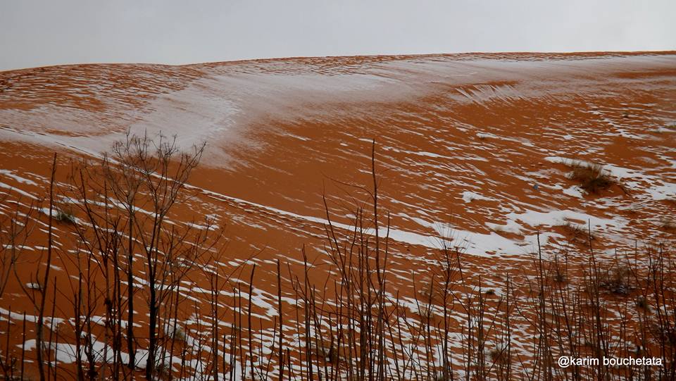 First Sahara Desert Snow In 37 Years // photo: Karim Bouchetata