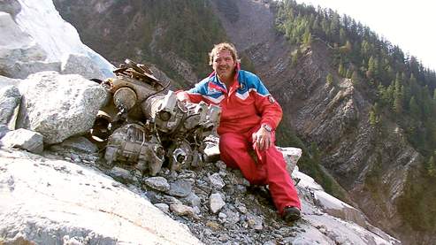 French wreck hunter Daniel Roche, poses on September 30, 2008 on the Bossons's glacier above Chamonix, French Alps, near the engine of the Air India Malabar Princess plane which crashed on November 3, 1950, during the flight Bombay-London with a stopover in Geneva, killing 48 people aboard. AFP PHOTO JEAN PIERRE CLATOT