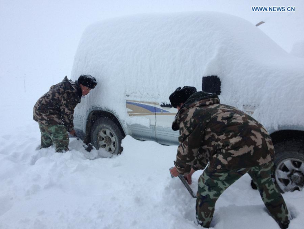 Rescuers assisting trapped tourists on Monday.  photo:  Xinhua