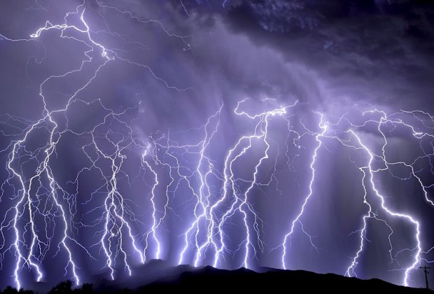 how lightning works
