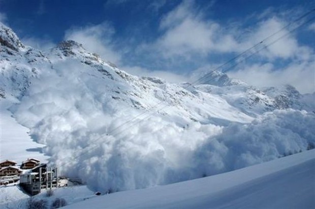 Monster avalanche powder cloud.