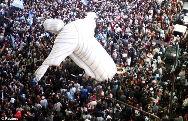 Argentina fans freaking out in the streets of Buenos Aires last night.