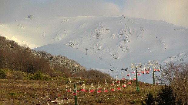 Patagonia is the land of contrasts. Dry ground right on top of deep snowpack. photo: snowbrains.com