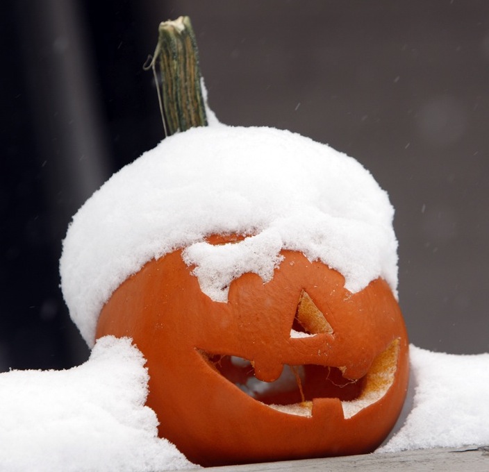 Jack o'lantern and snow.