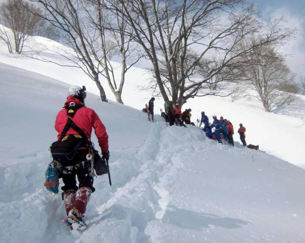 Rescue workers arrive Sunday at the site of the avalanche on Mount Awadachi in Myoko, Niigata Prefecture. One of two snowboarders found there was confirmed dead. photo: nagano prefectural air rescue team/kyodo