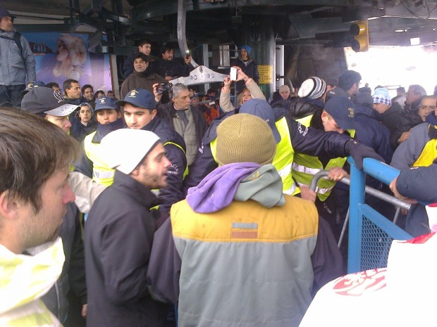 Bariloche police breaking up a fight between ski instructors and striking lifties at Catedral ski resort in Bariloche, Argentina today.