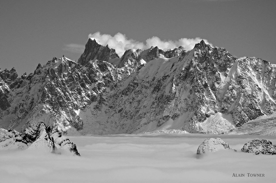 The Aiguilles de Chamonix sporting a new layer of snow above the sea of clouds, with the Grandes Jorasses in the background. Photo from today. photo: alain tower