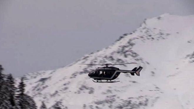 Rescue helicopter aiding in the search for missing soldiers in an avalanche in the French Alps yesterday. photo: AFP PHOTO / LEDAUPHINE.COM