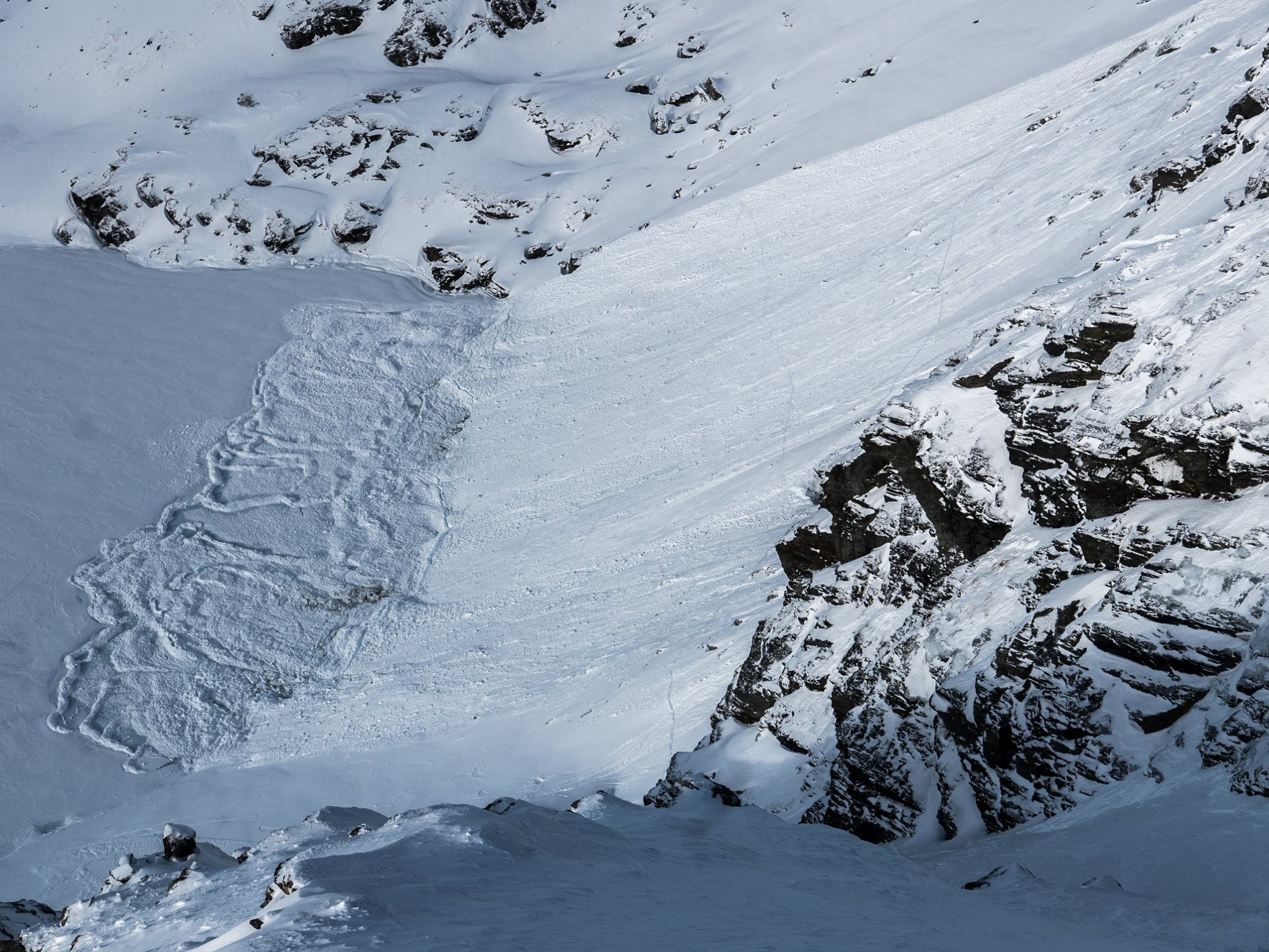 Class 3.5 (Could bury a car, destroy a small building, or break trees) that was triggered near The Remarkables yesterday. See zig-zagging tracks from patrol doing a beacon search? image: pete oswald