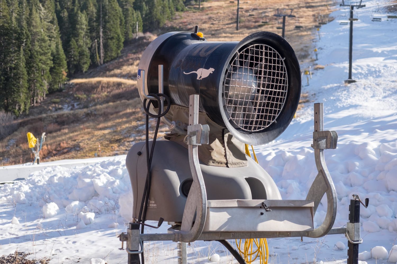 Fan snowguns have on board air compressors