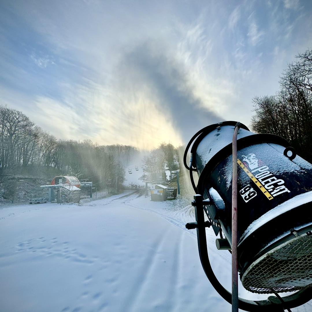 Snowgun pumping snow