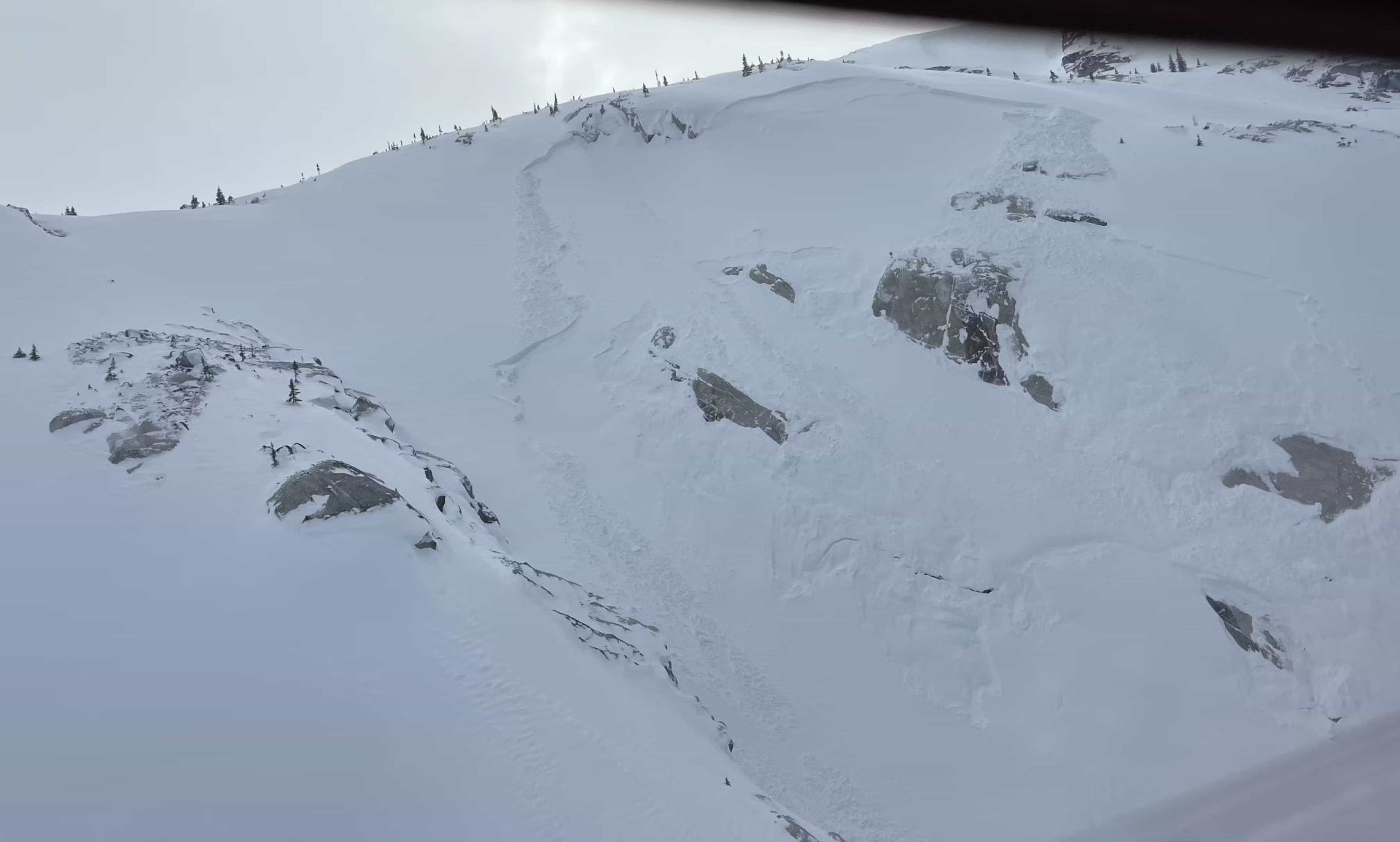 Aerial view of the avalanche that killed a snowmobiler on Sunday, February 23, 2025 | Photo: Avalanche Canada